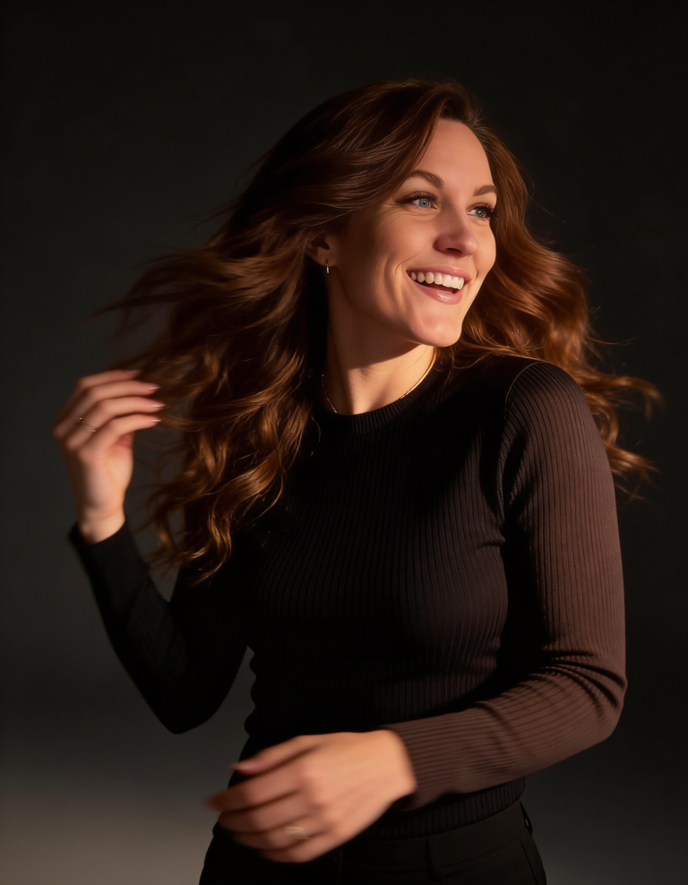 Webdesign Thüringen - Nicola Anders Lächelnde Frau mit blonden Haaren, die an einem Tisch arbeitet und Notizen macht.